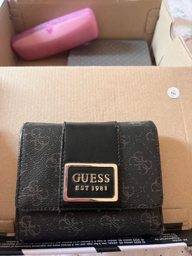 GUESS Wallets & Cardholders