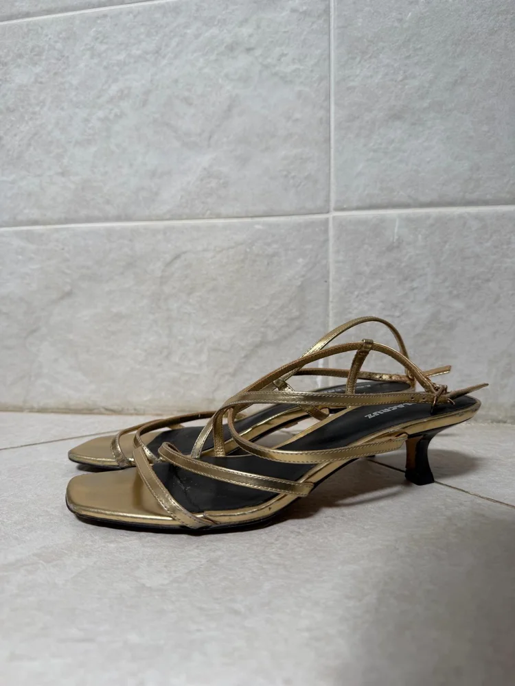 Lola Cruz Lace-ups