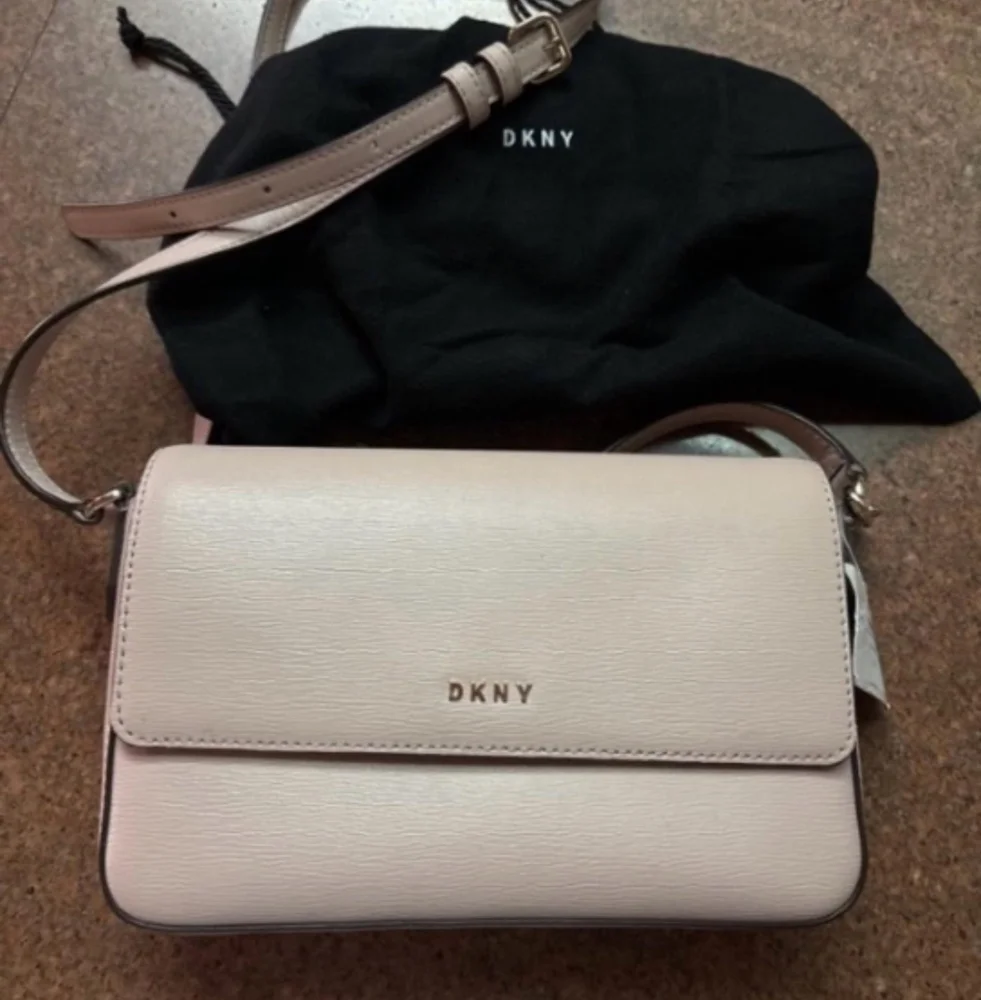 DKNY شنط كروس