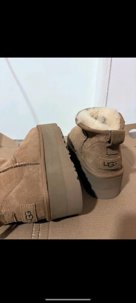 UGG فلات