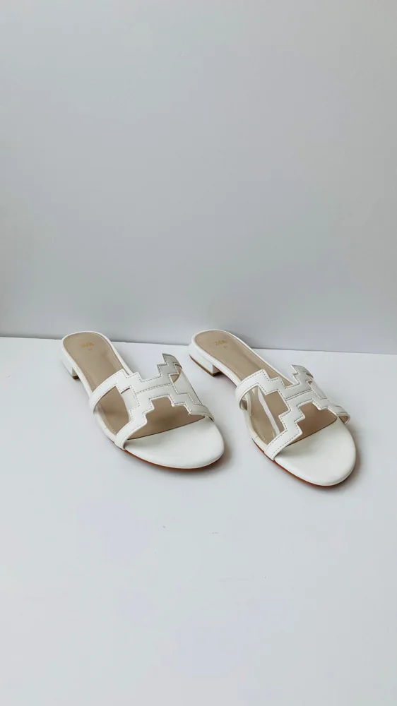 Zara صنادل