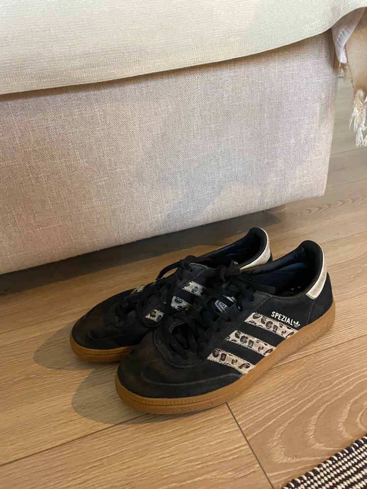 adidas Sneakers
