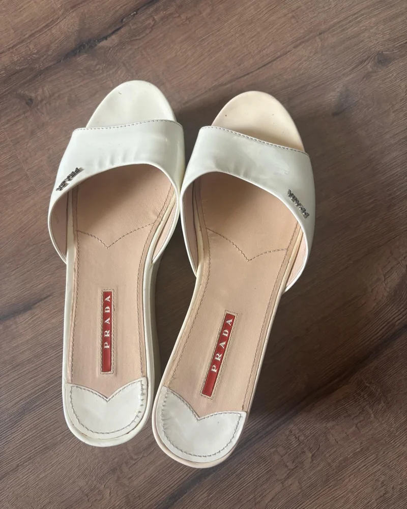 Prada صنادل