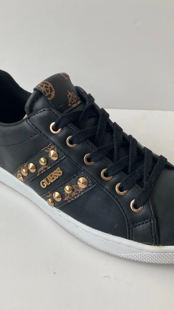 GUESS فلات
