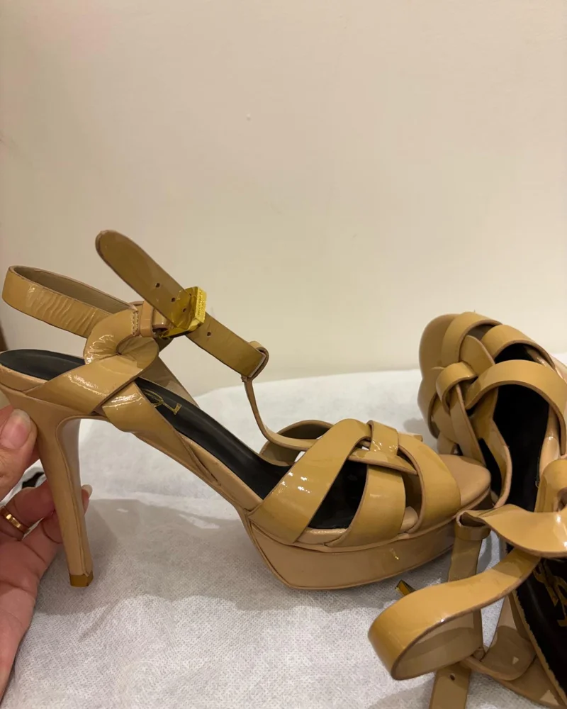 Yves Saint Laurent Pumps