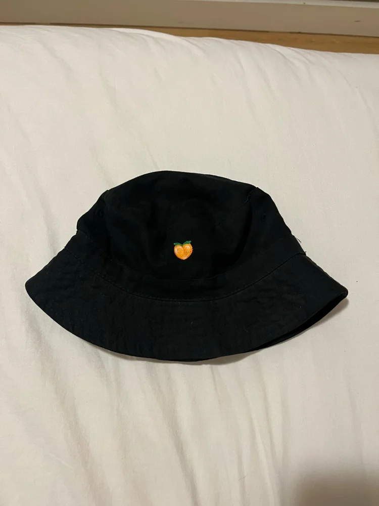 Local كابات وقبعات