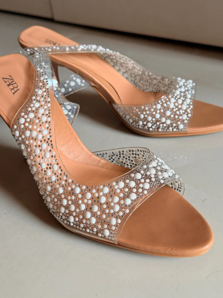 Zara صنادل