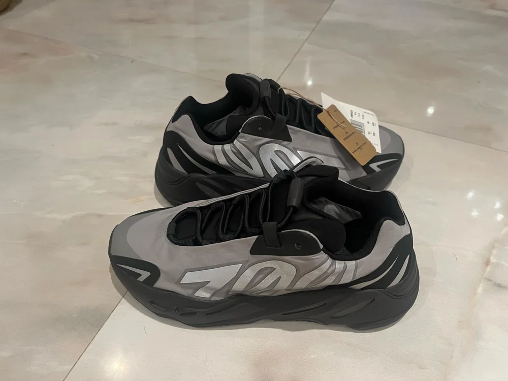 Yeezy Sneakers, New with tags, size 40, photo 3
