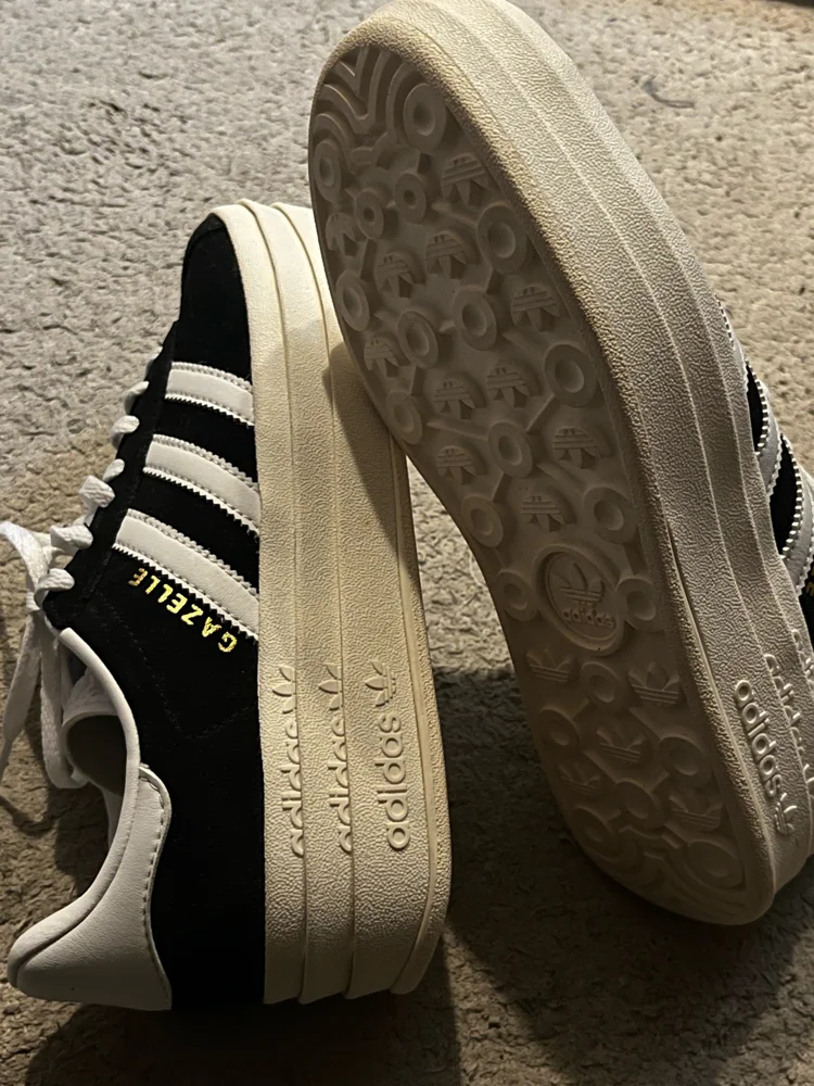 adidas Sneakers