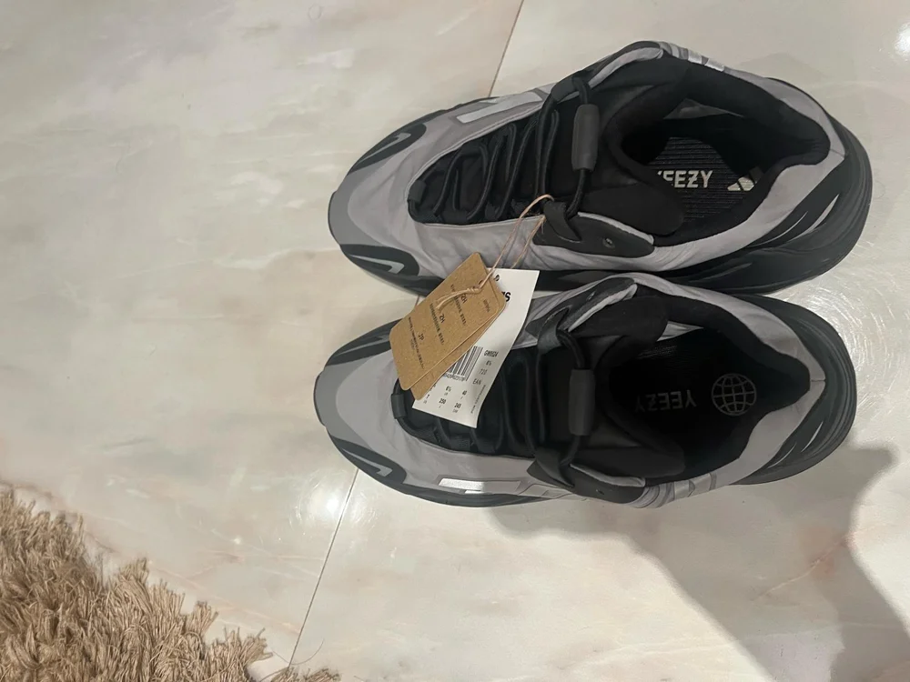 Yeezy Sneakers, New with tags, size 40, photo 2