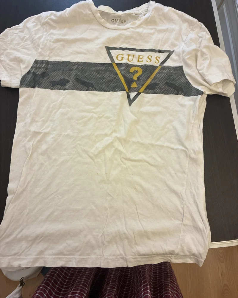 GUESS تيشيرتات