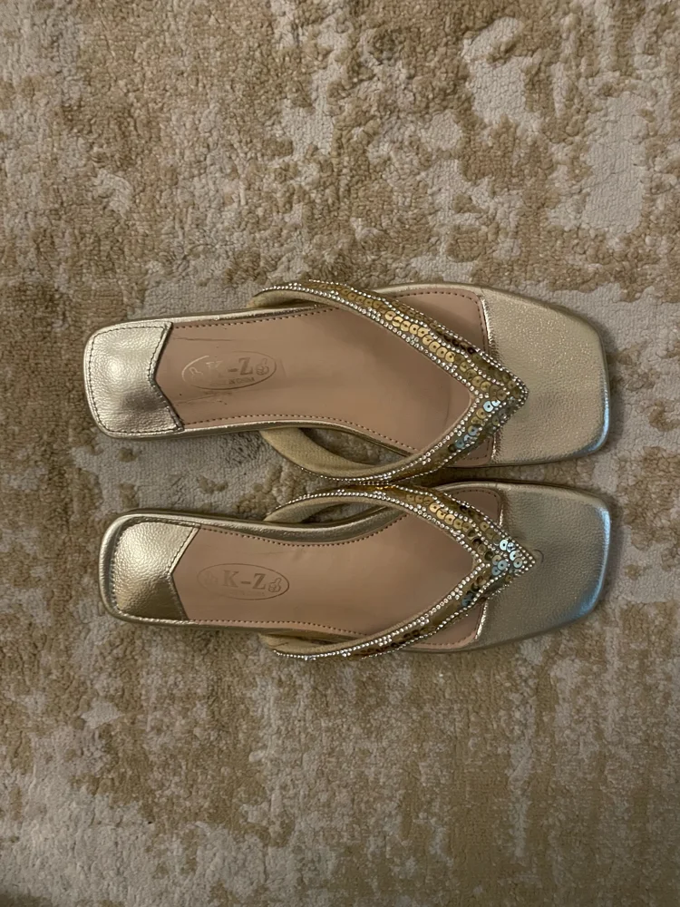 Vintage Dressing Flip-flops
