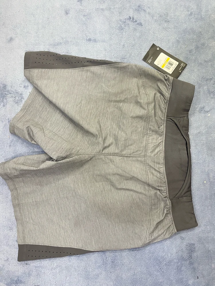 Under Armour شورتات، جديدة بالتيكيت، مقاس M، صورة 2