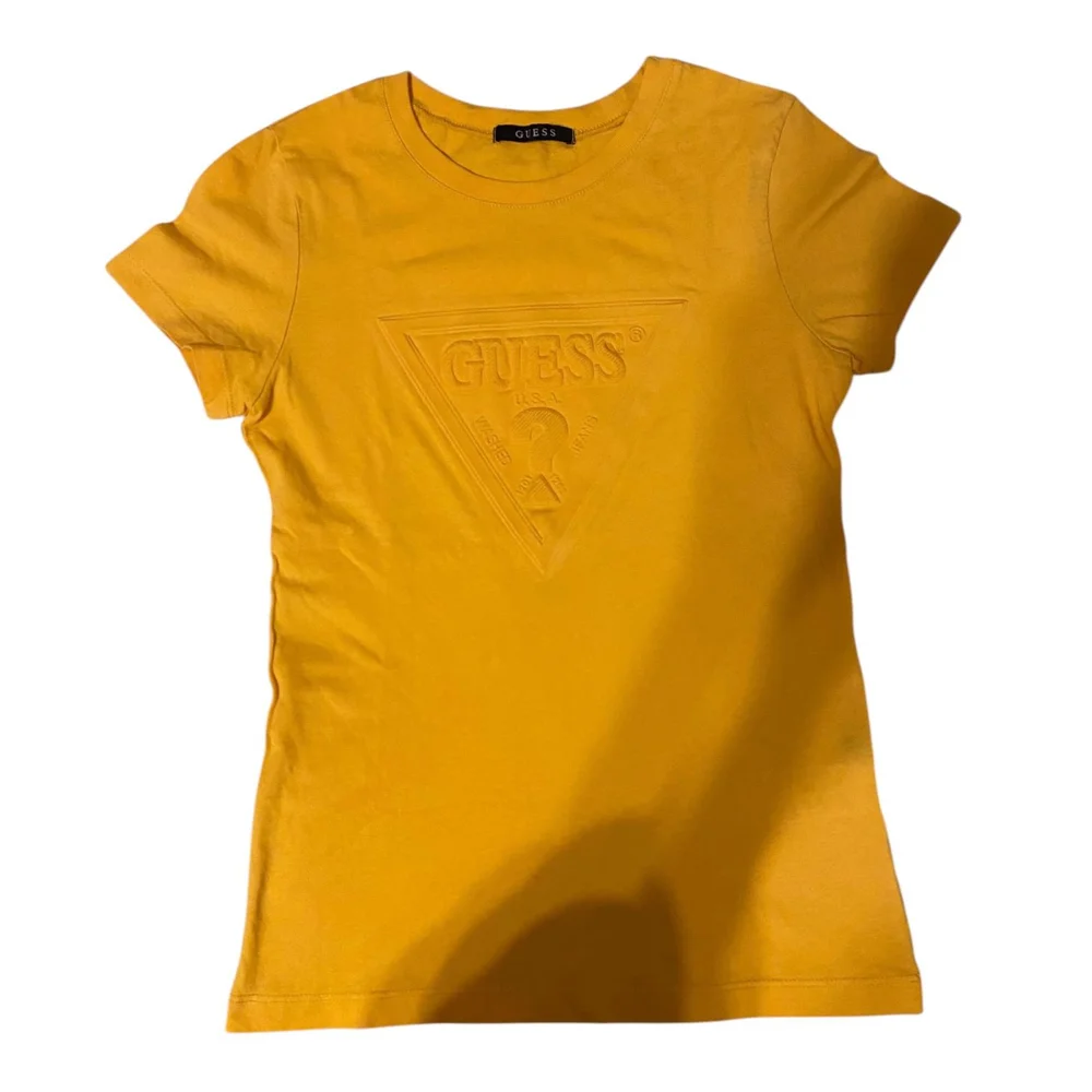 GUESS تيشيرتات