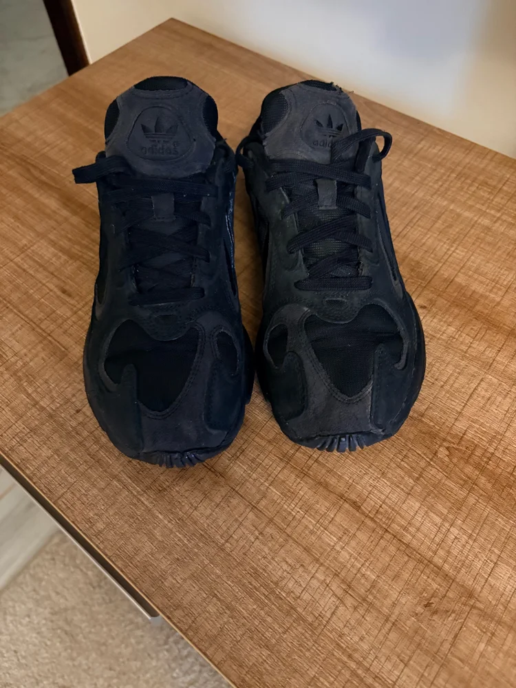 adidas Sneakers