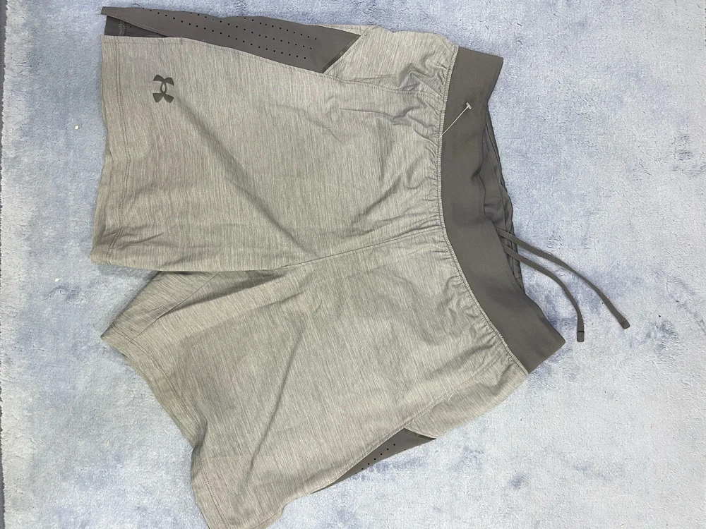 Under Armour شورتات، جديدة بالتيكيت، مقاس M، صورة 3