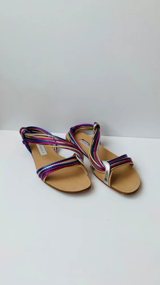 Zara صنادل