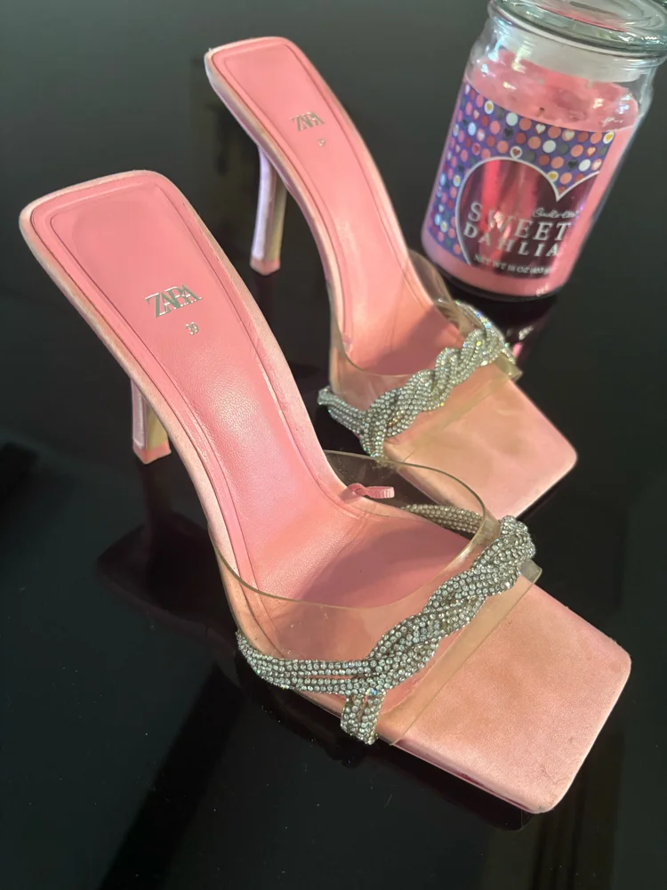 Zara صنادل