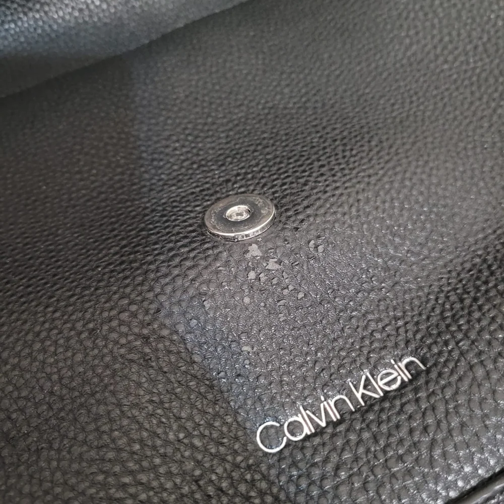 Calvin Klein شنط كروس، حالة مقبولة، صورة 6