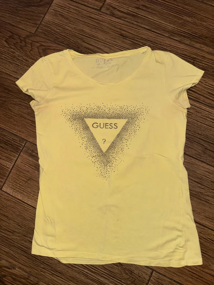 GUESS تيشيرتات