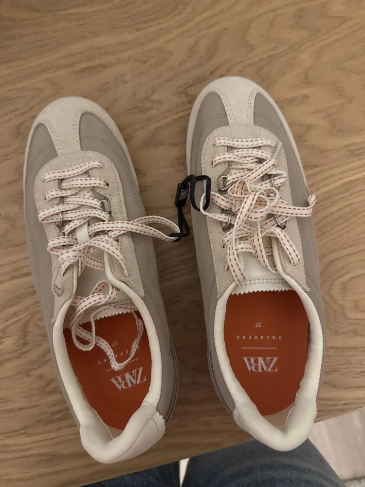Zara سنيكرز