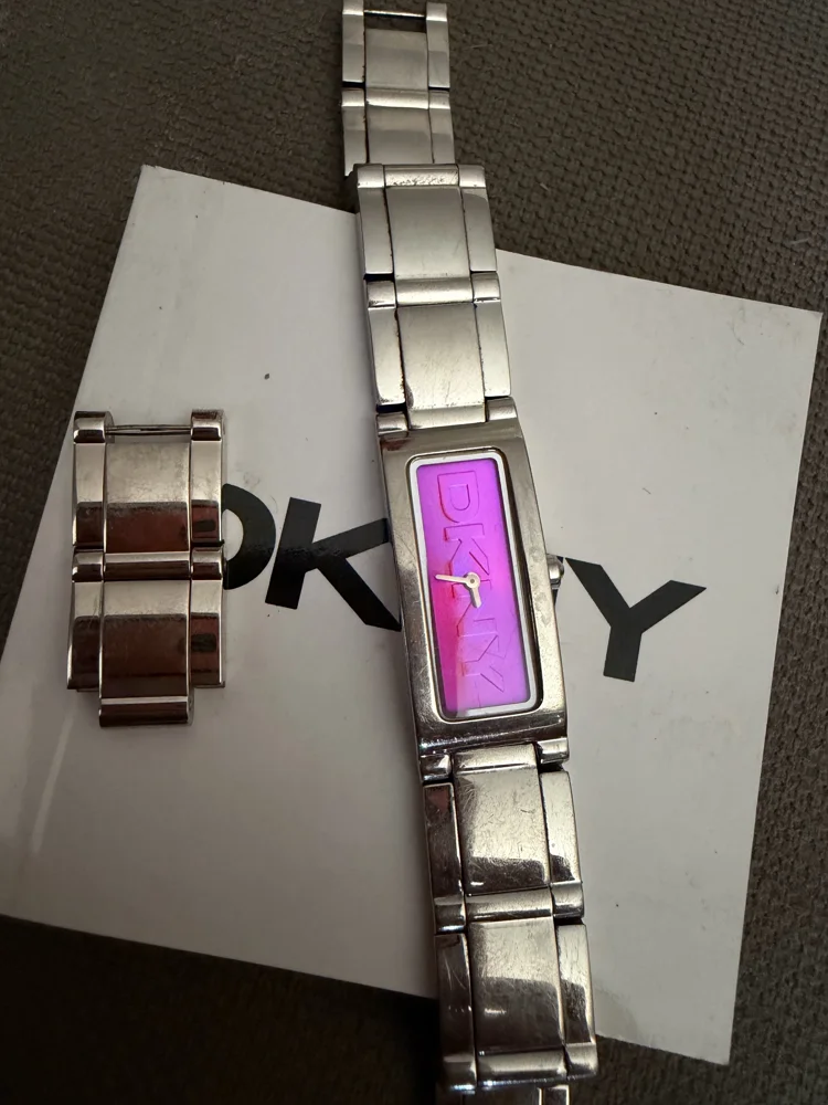 DKNY ساعات