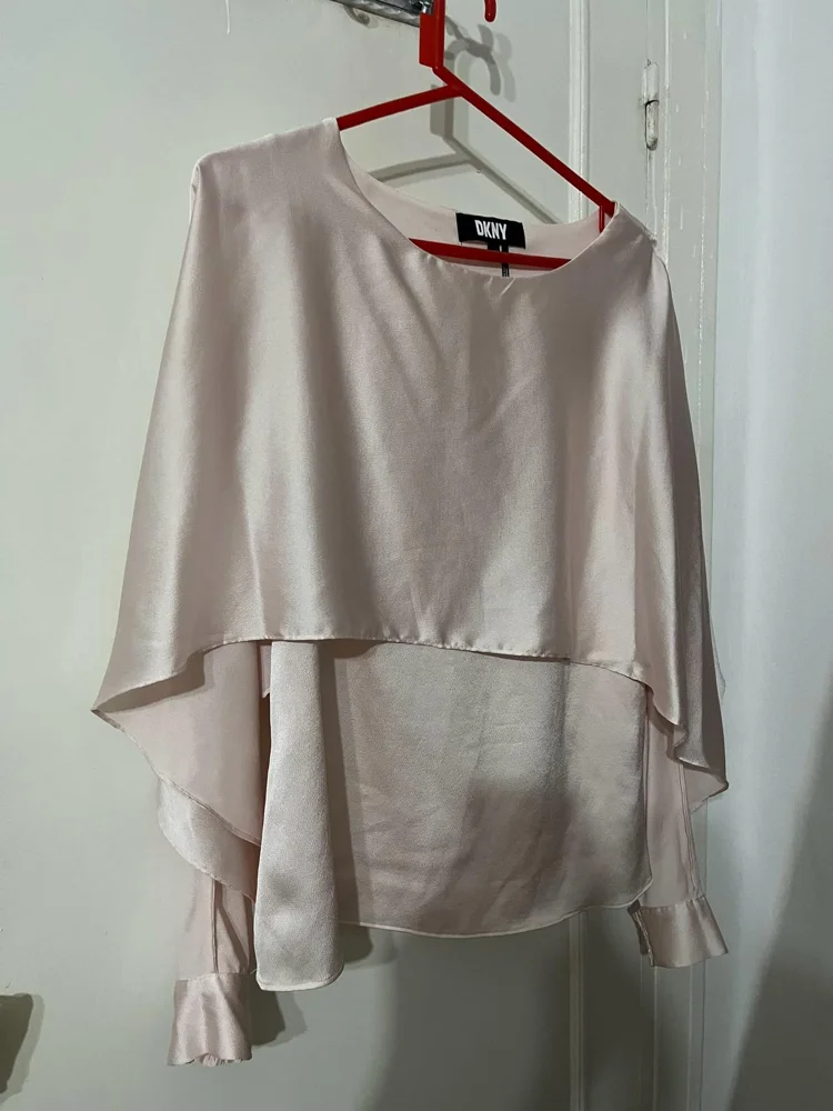 DKNY بلوزات