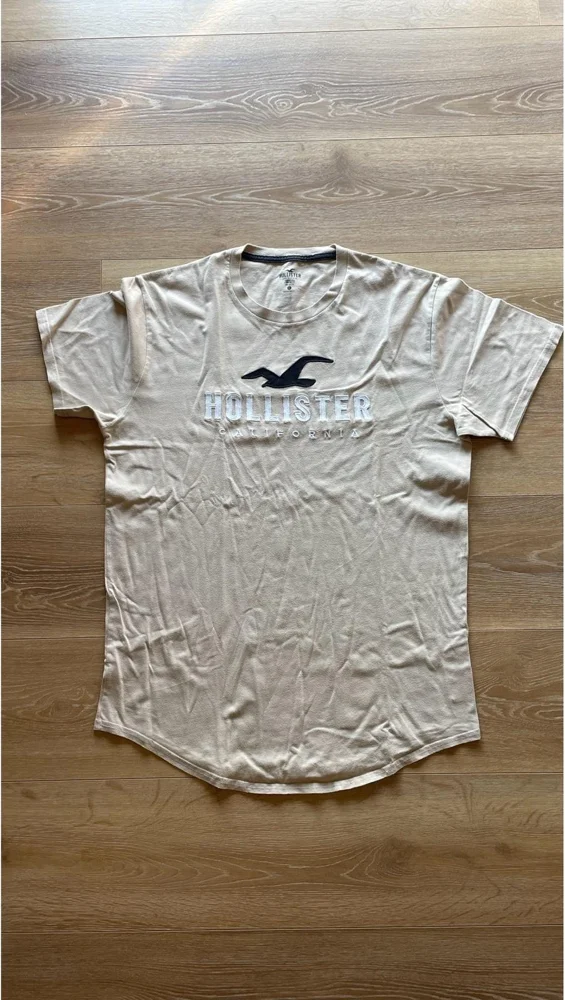 Hollister تيشيرتات