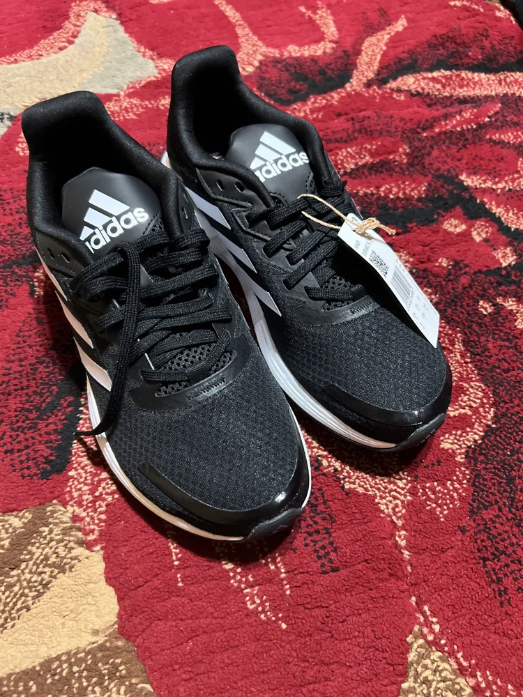 adidas جزم برباط، جديدة بالتيكيت، مقاس 40، صورة 2