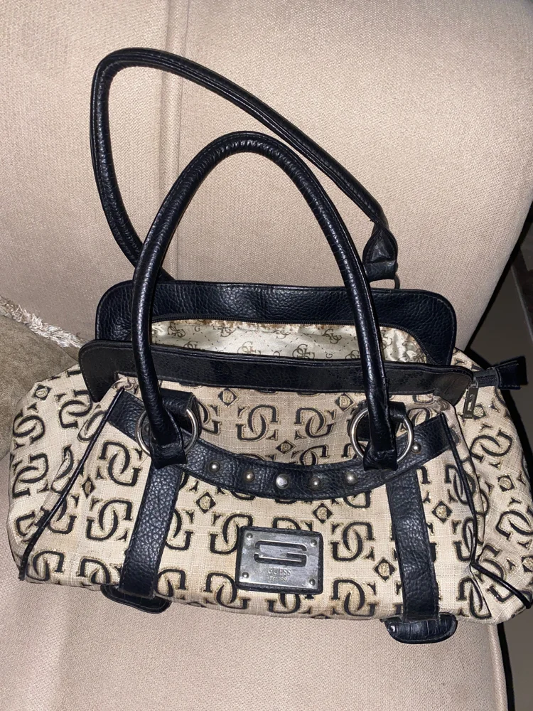 GUESS Shoulder Bag