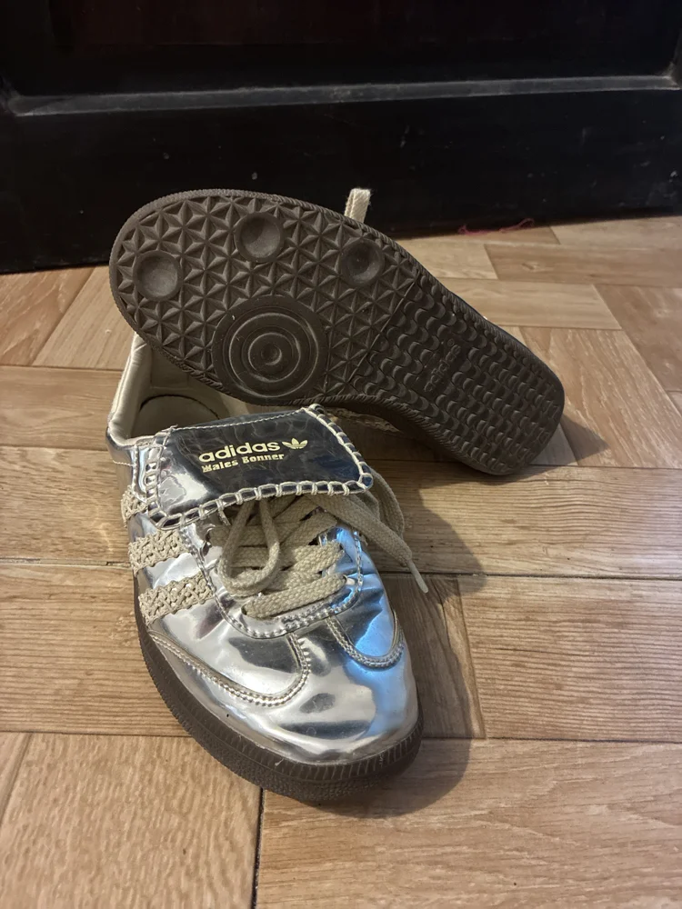 adidas Sneakers