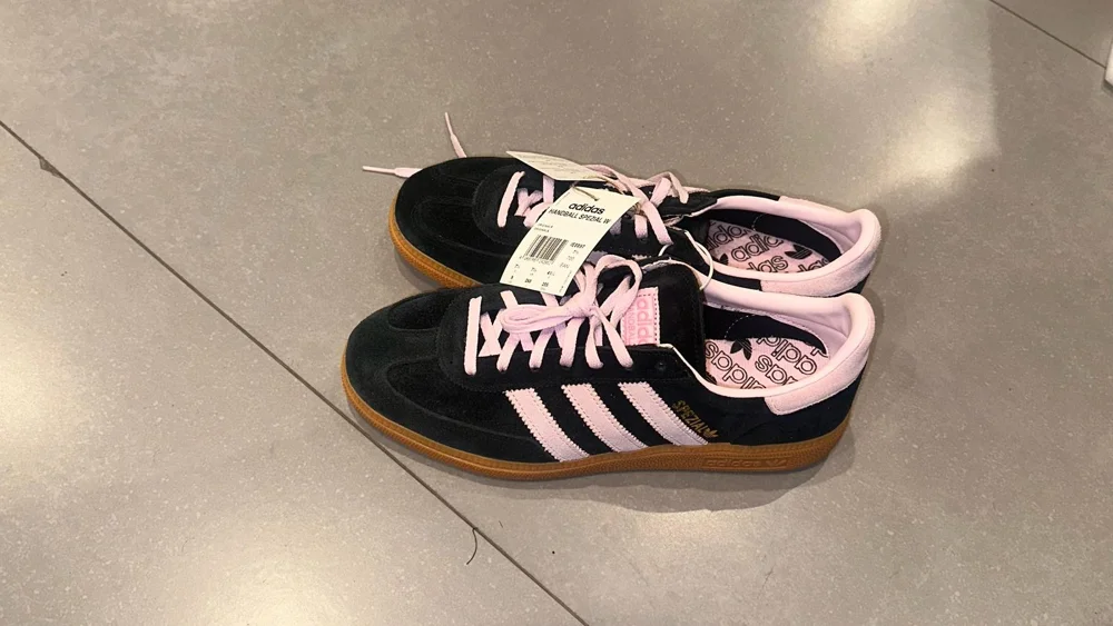 adidas Sneakers
