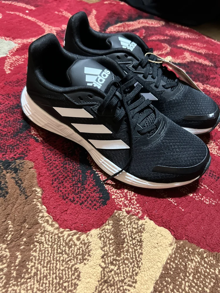 adidas جزم برباط، جديدة بالتيكيت، مقاس 40، صورة 3