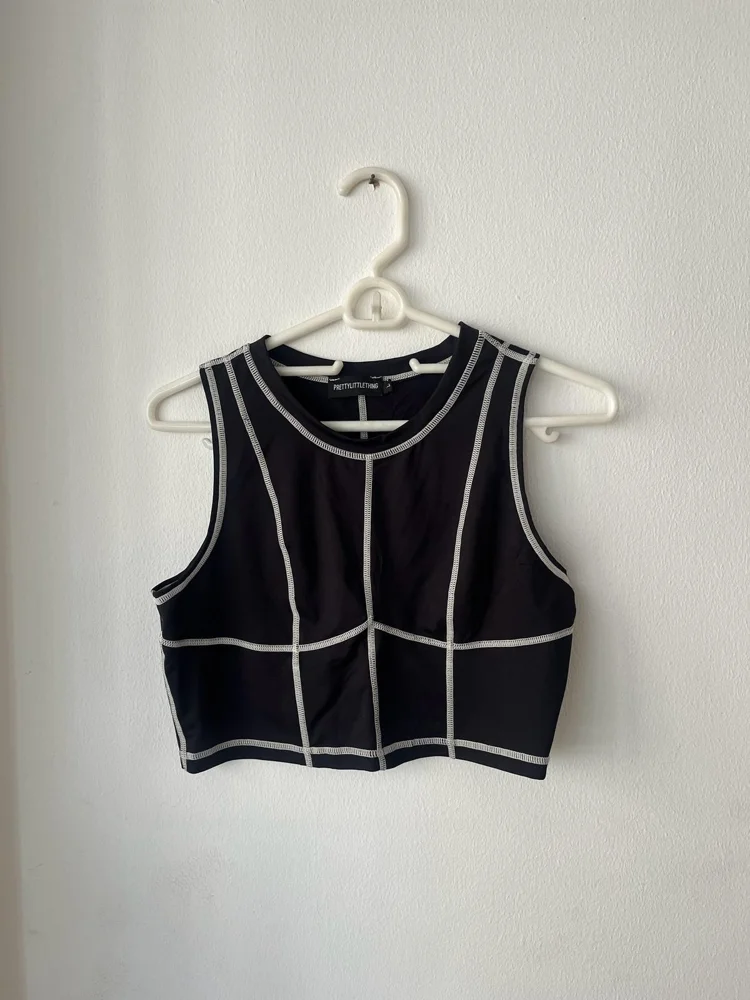 PrettyLittleThing كروب توب