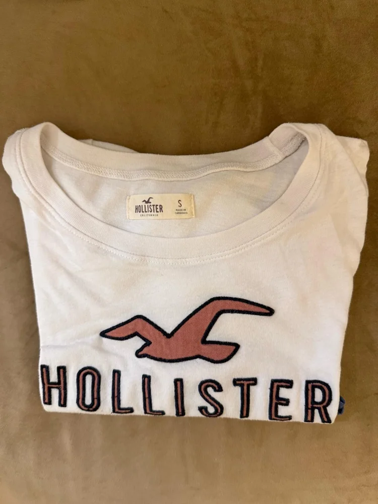 Hollister تيشيرتات