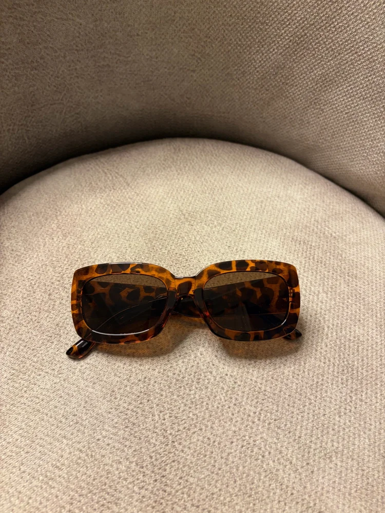 Aerie Sunglasses, Excellent, photo 2
