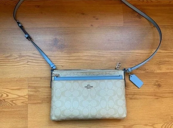 Coach شنط كروس، جديدة بالتيكيت، صورة 4