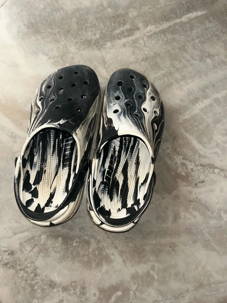 Crocs جزم، حالة جيدة، مقاس 6y، صورة 2