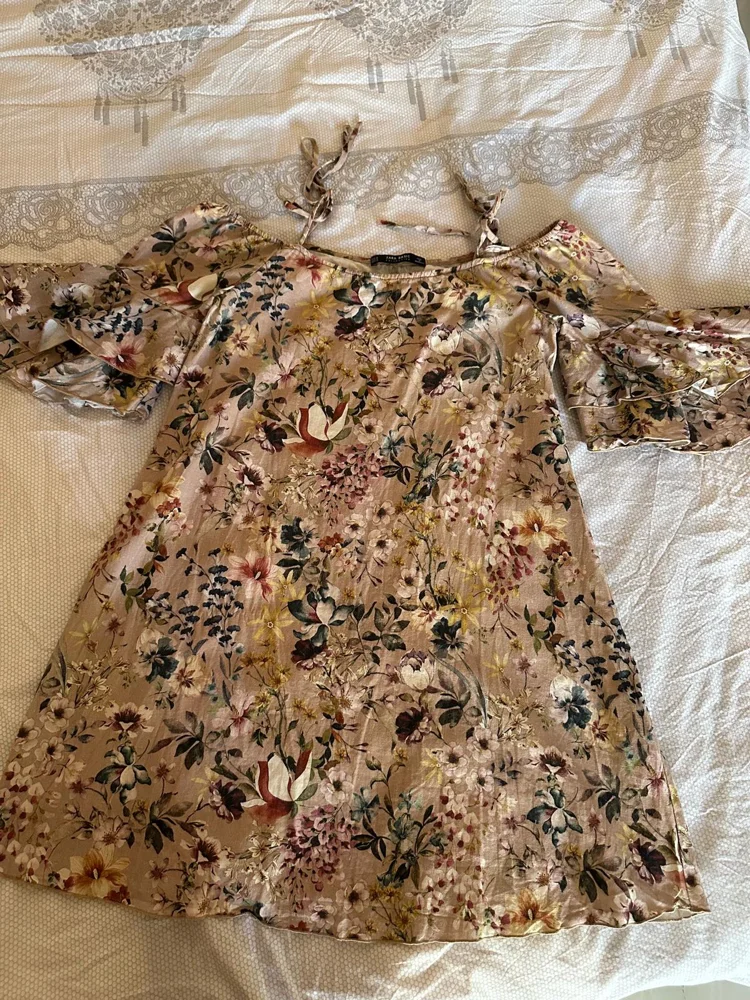 Zara فساتين قصيرة