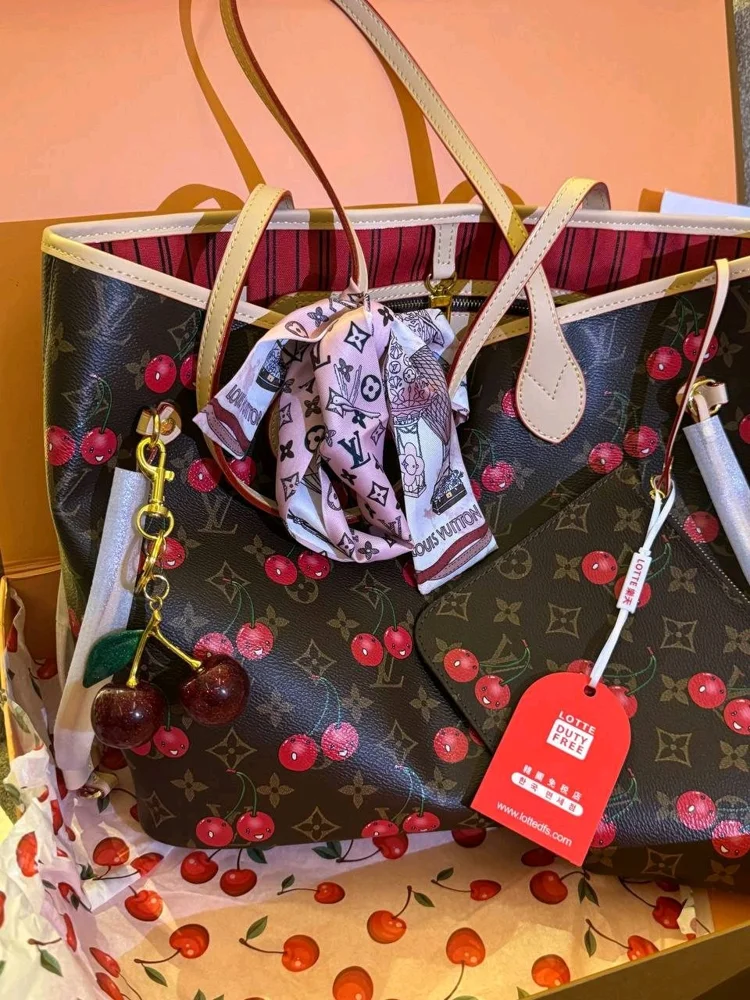 Louis Vuitton Shoulder Bags