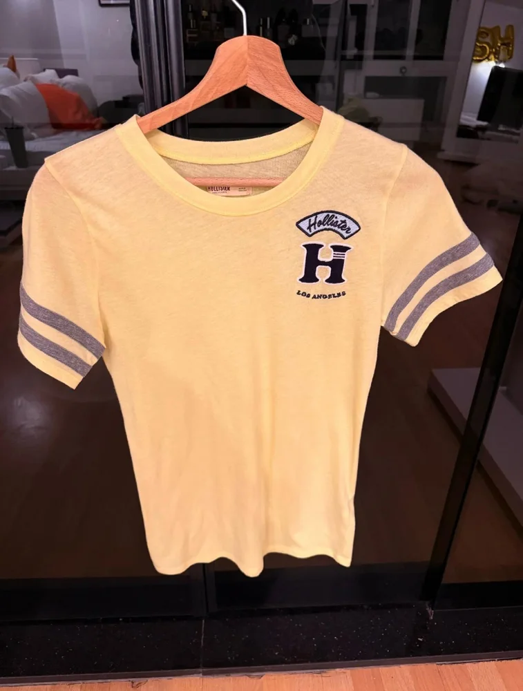 Hollister تيشيرتات