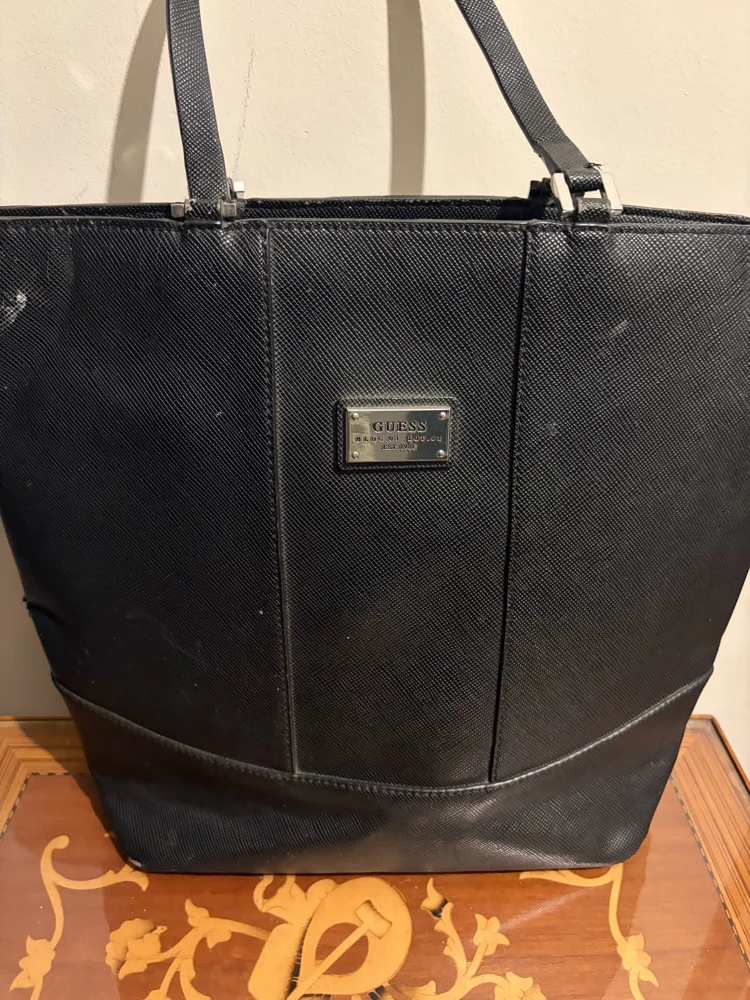 GUESS Tote Bags