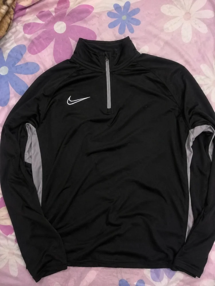 Nike چاكيتات رياضية، حالة ممتازة، مقاس M، صورة 3