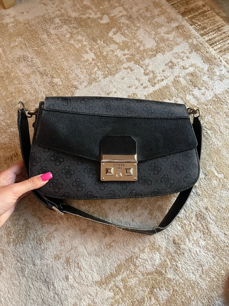 GUESS Shoulder Bag