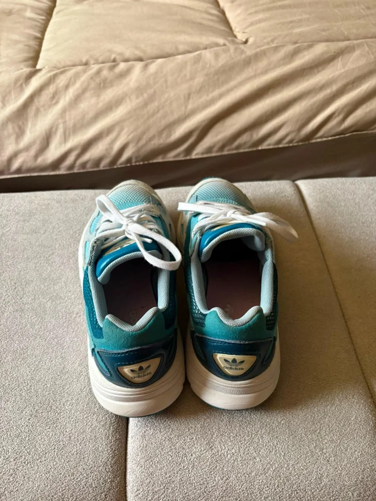 adidas Sneakers
