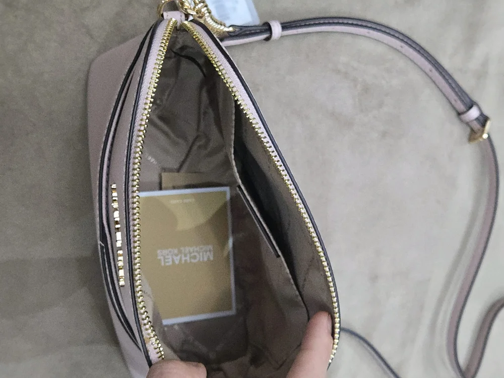 Michael Kors شنط كروس، جديدة بالتيكيت، صورة 4