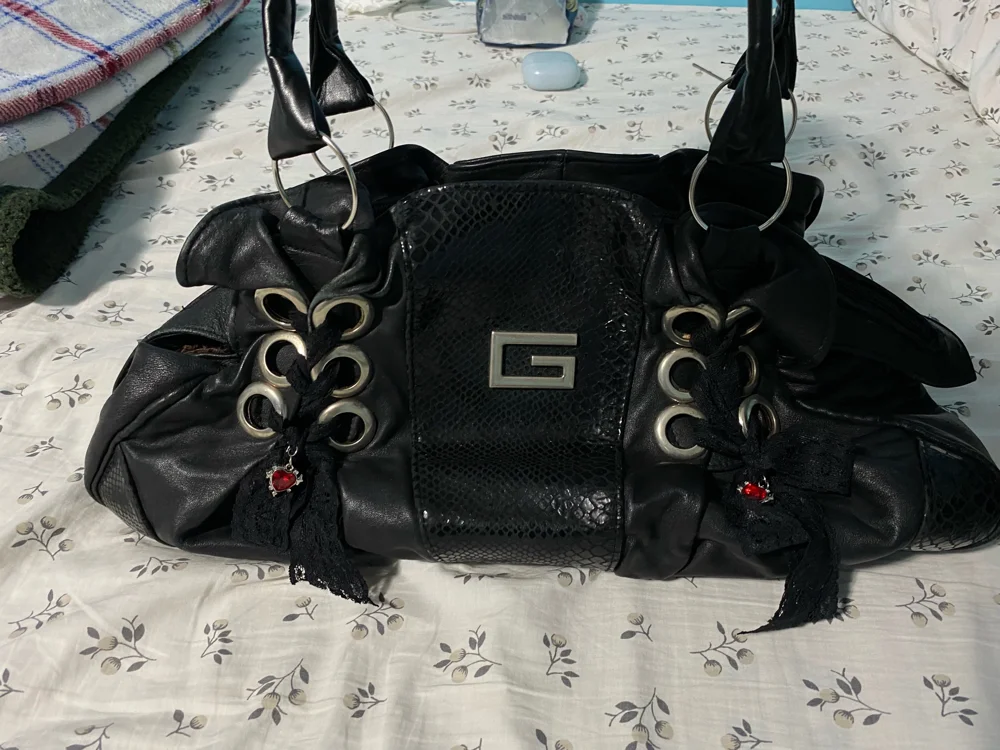 GUESS Shoulder Bags