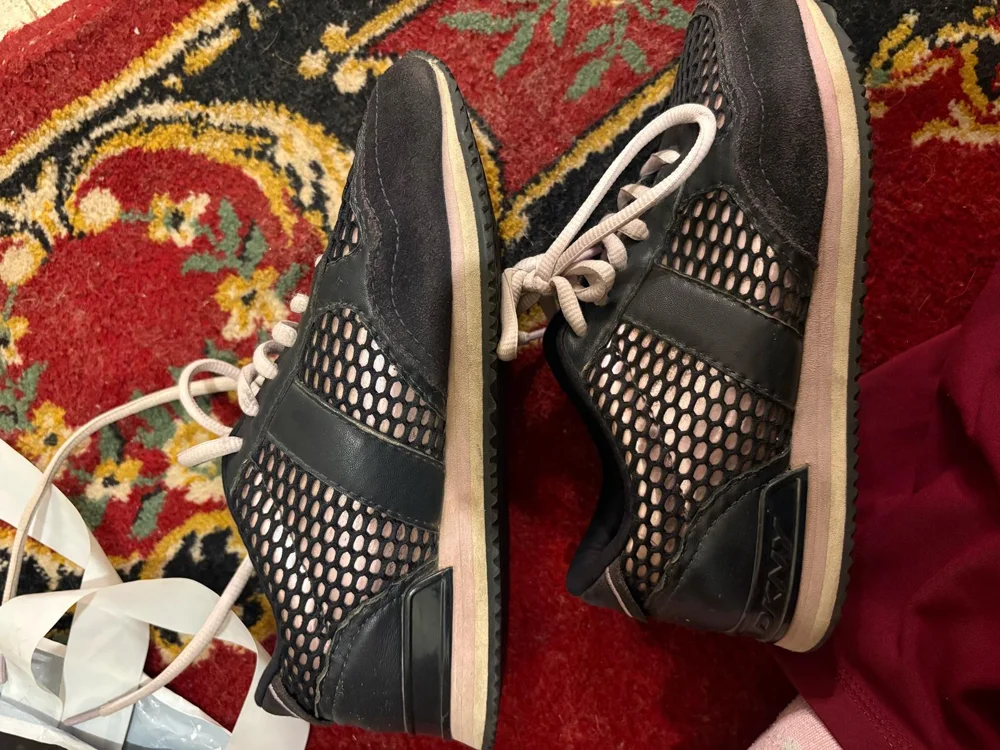 DKNY سنيكرز