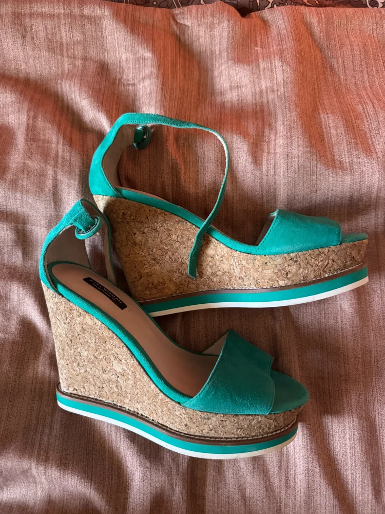 Zara صنادل