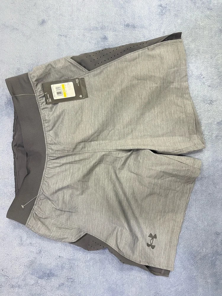 Under Armour شورتات، جديدة بالتيكيت، مقاس M، صورة 4